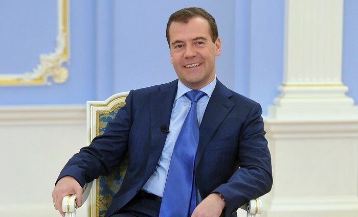 Политологи: зачем Медведев так рано поздравил россиян с Новым годом