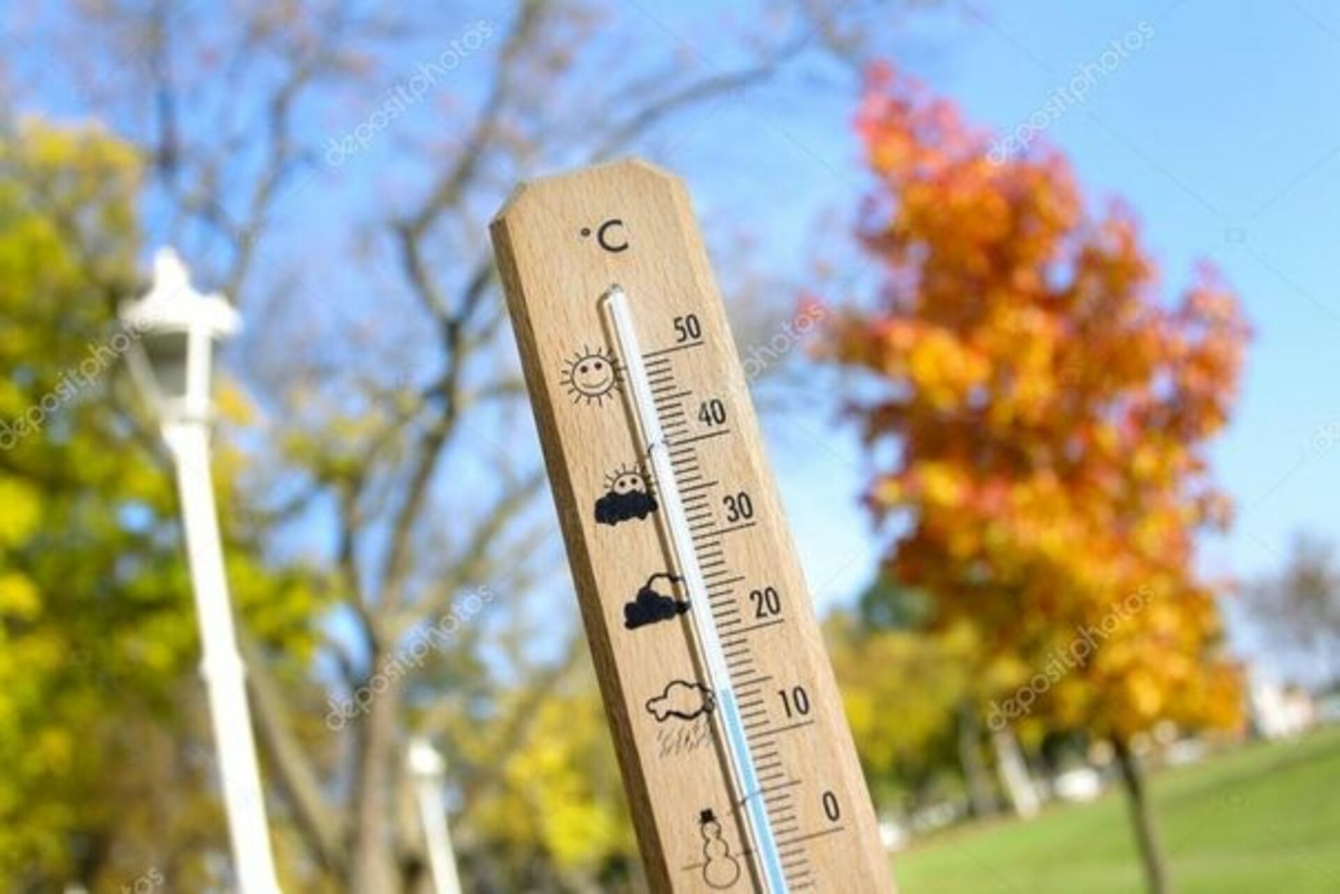 Осенняя температура воздуха. Термометр уличный. Термометр на природе. Термометр 15 градусов. Градусник и природа.
