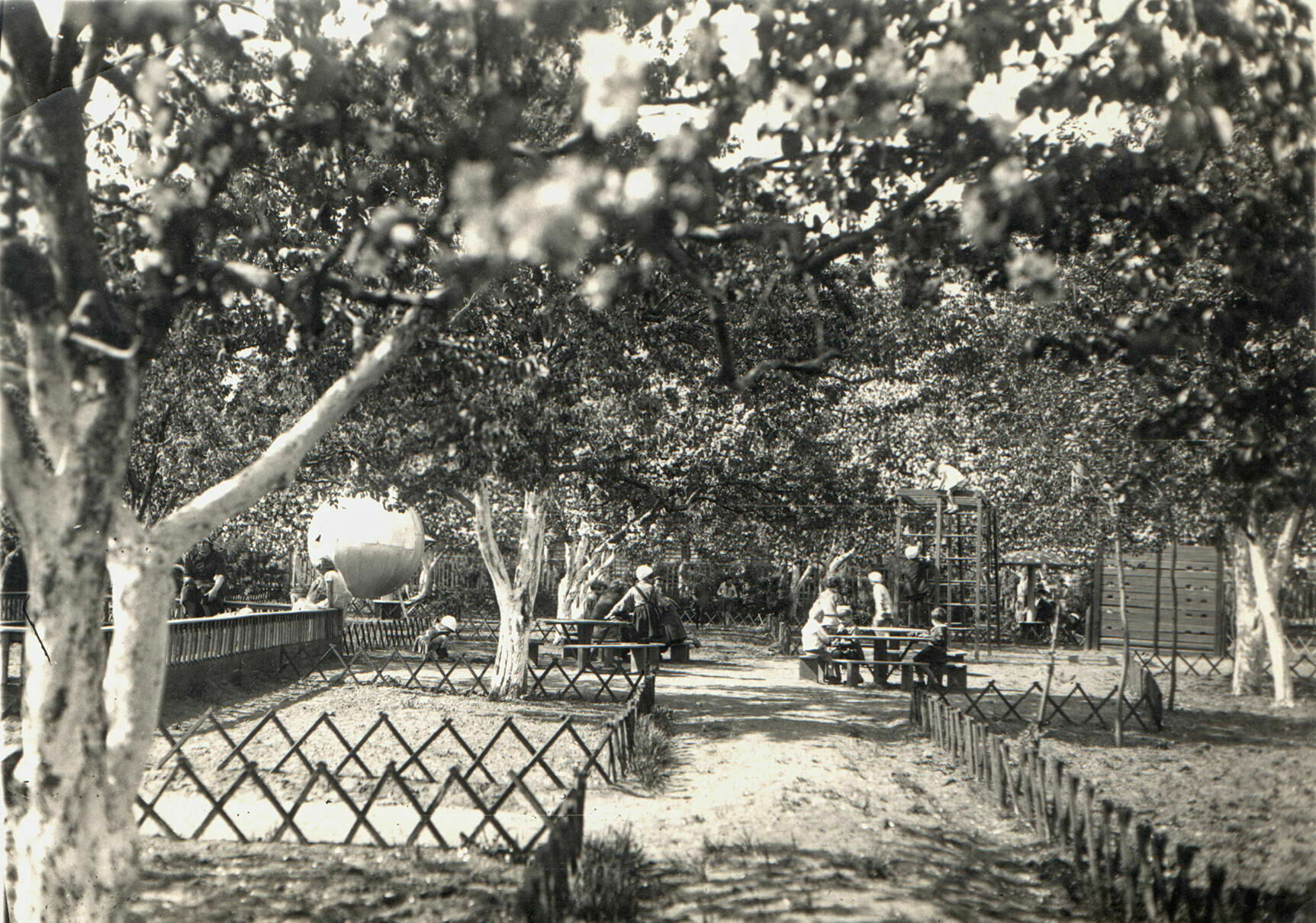 Яблоневый сад и детская площадка в Парке им. Прямикова (архив)