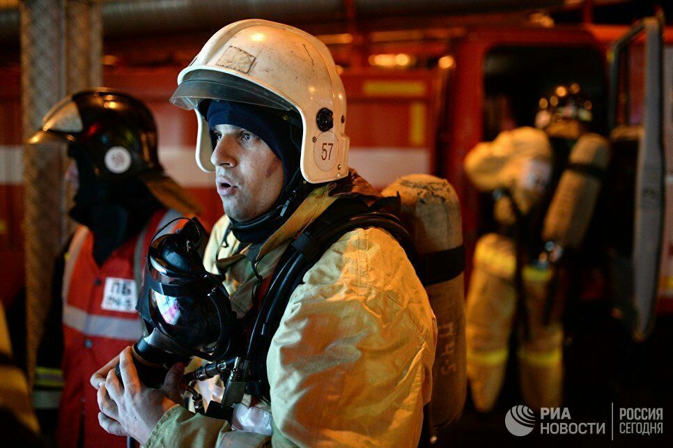 Более 400 человек эвакуировали из гостиницы в Петербурге из-за пожара
