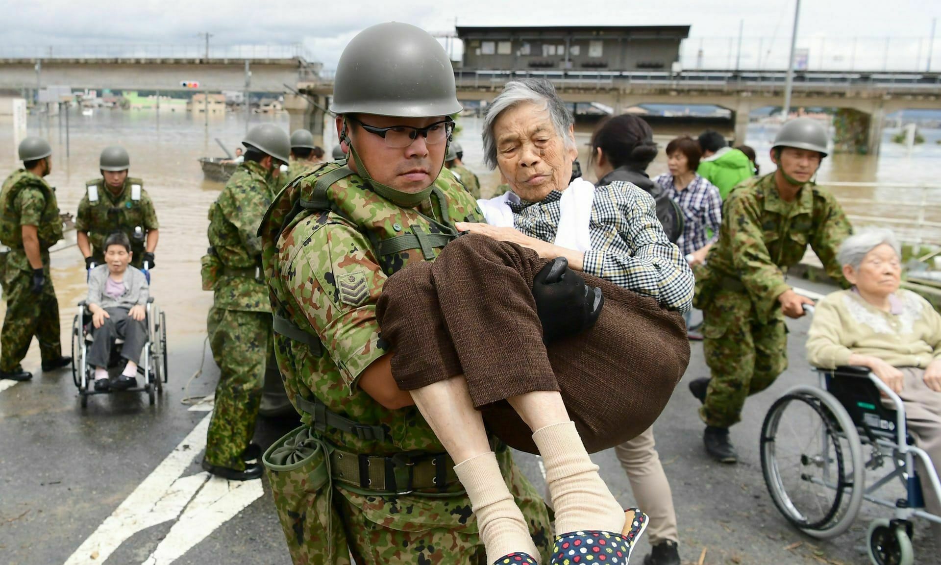 Жертвами ливней в Японии стали 130 человек