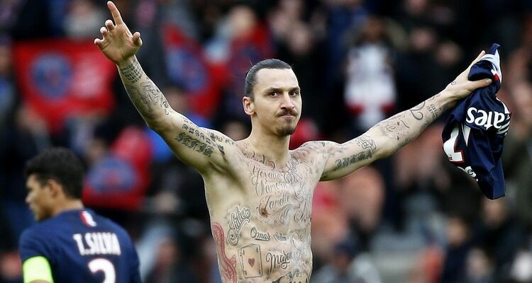 Футболист Ибрагимович получил желтую карточку за демонстрацию татуировок с именами голодающих людей