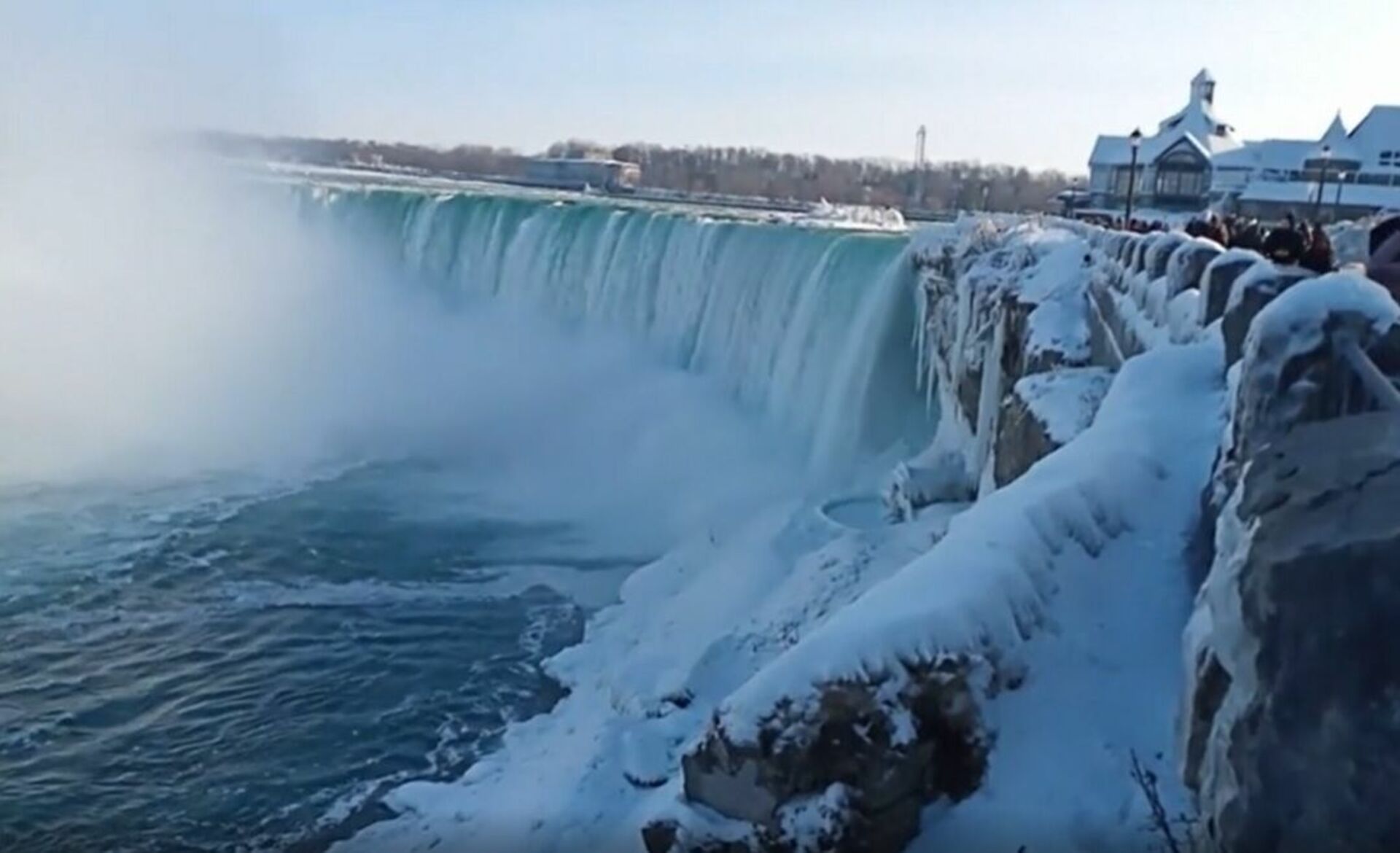 Озеро на границе сша и канады 7. Замерзший Ниагарский водопад 2021. Ниагарский водопад 2022. Ниагарский водопад замерз. Ниагарский водопад замерз 2022.