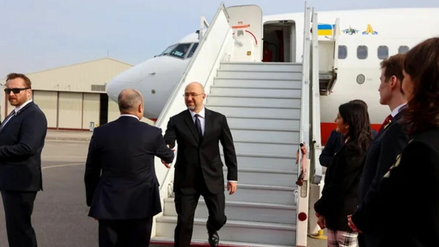 Премьер-министр Украины прилетел в Канаду на самолете с наклейкой истребителя F-16