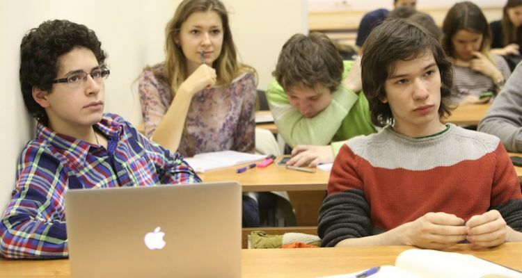 Стипендии студентам могли задержать по вине Минобрнауки, предположили в Госдуме