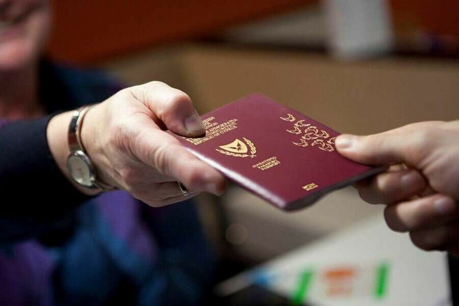Кипр потерял €200 млн по программе "золотых паспортов" из-за махинаций с документами