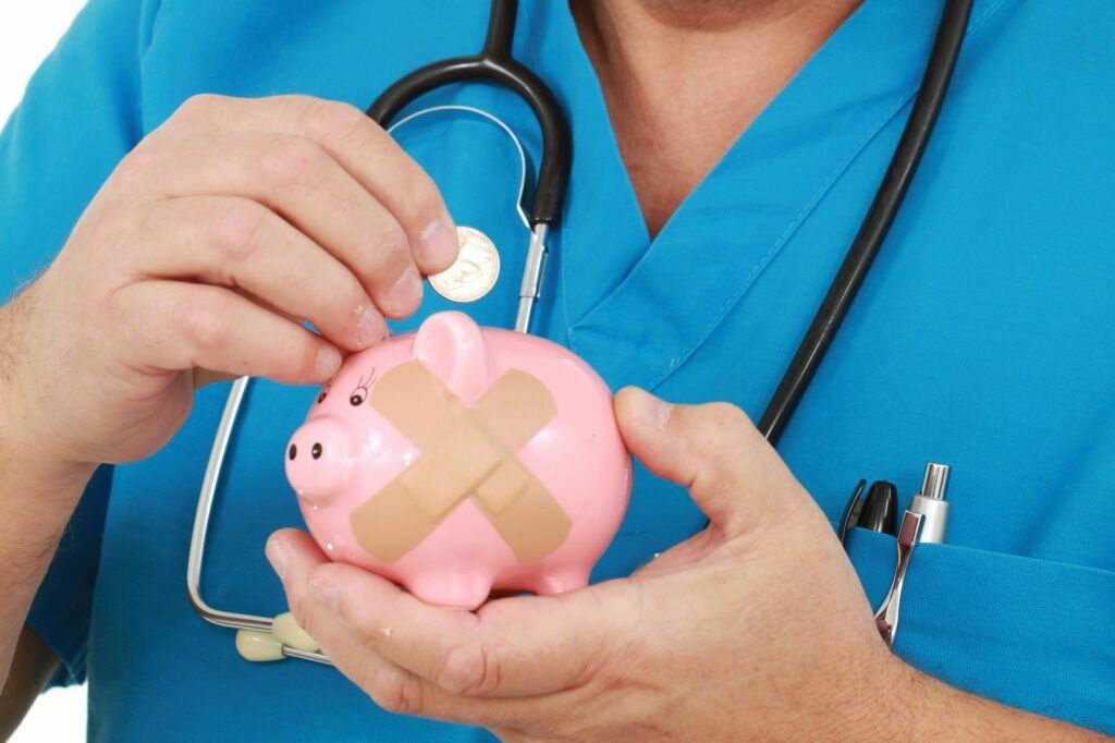 Сколько мы платим за "бесплатную" медицину и почему не можем выбирать, где лечиться
