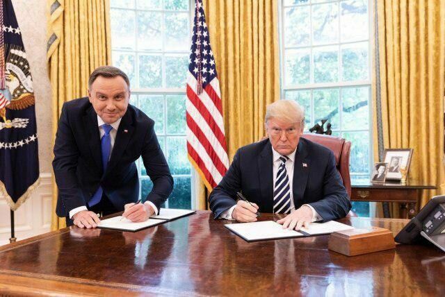 Фото дня: Трамп в Белом доме не предложил президенту Польши присесть