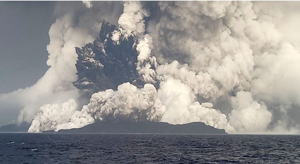 Извержение подводного вулкана в Тихом океане попало на видео, сделанное со спутника