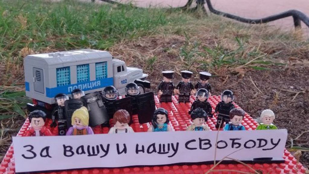 В Петербурге установили Lego-инсталляцию «За вашу и нашу свободу»