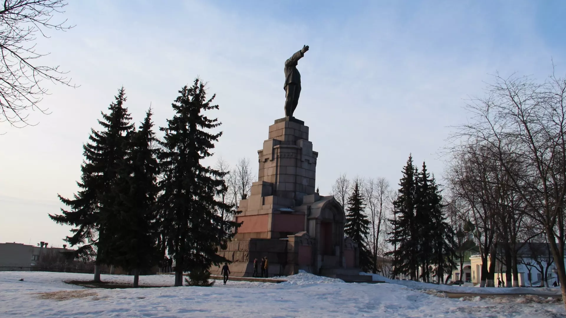 Знаменитый памятник Ленину в Костроме занимает чужой постамент