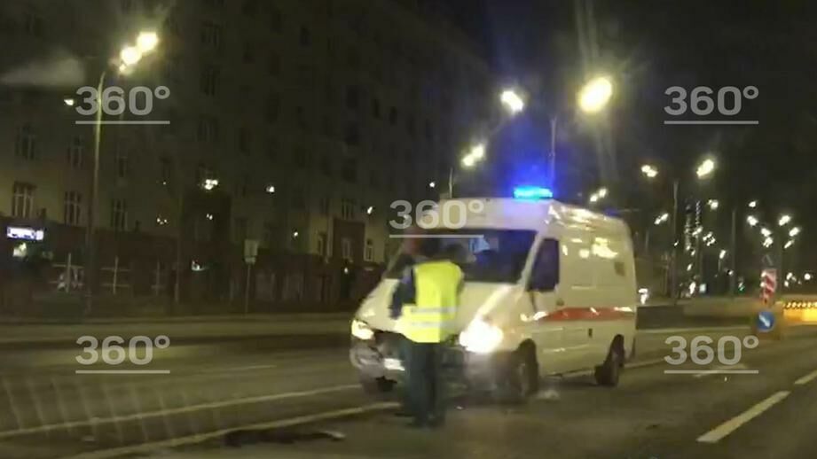 В Москве "скорая" наехала на пешехода