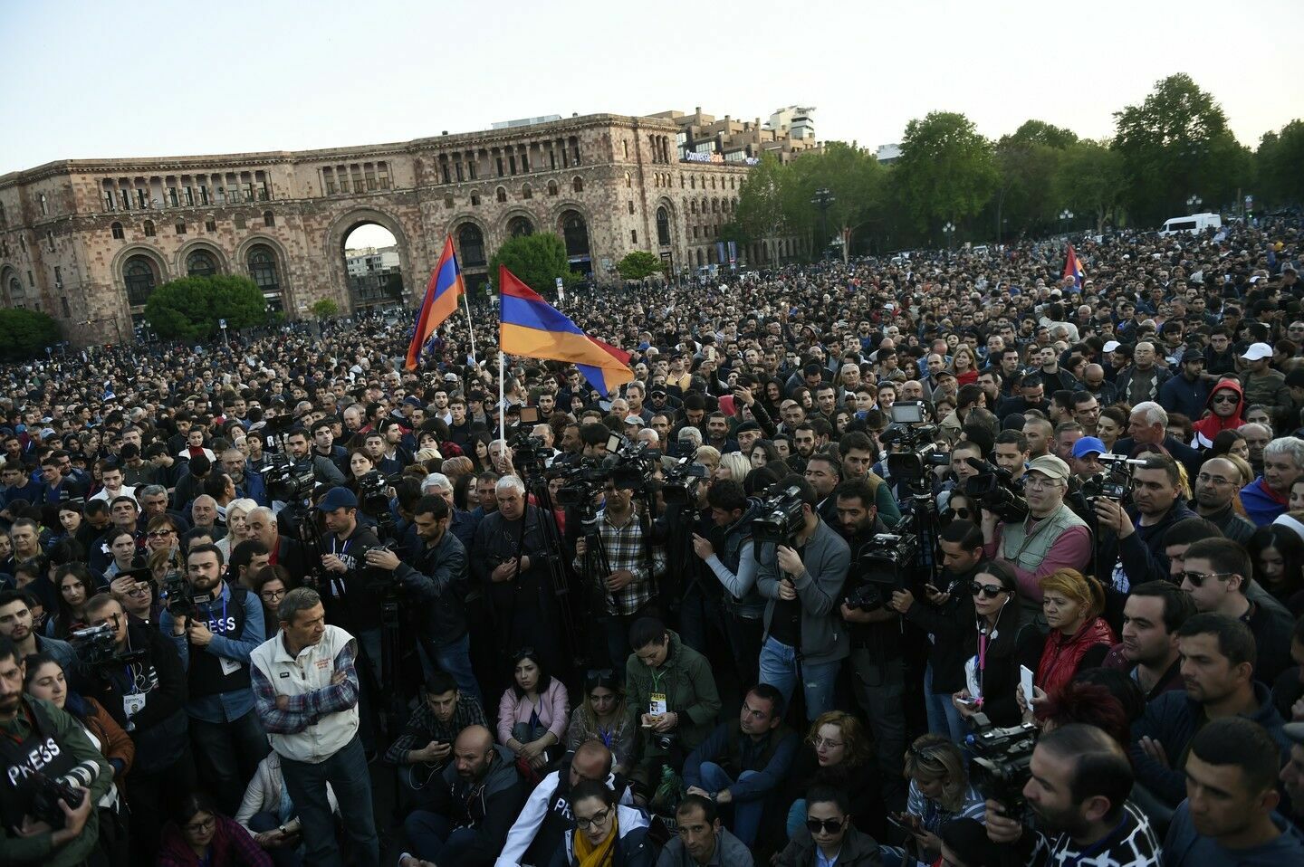 Оппозиция в Армении сколачивает парламентское большинство