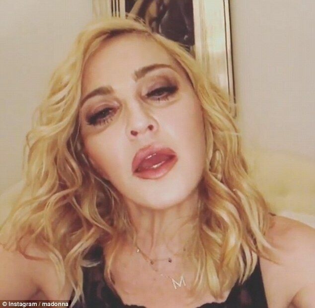 Мадонна спела, не вылезая из постели (видео)