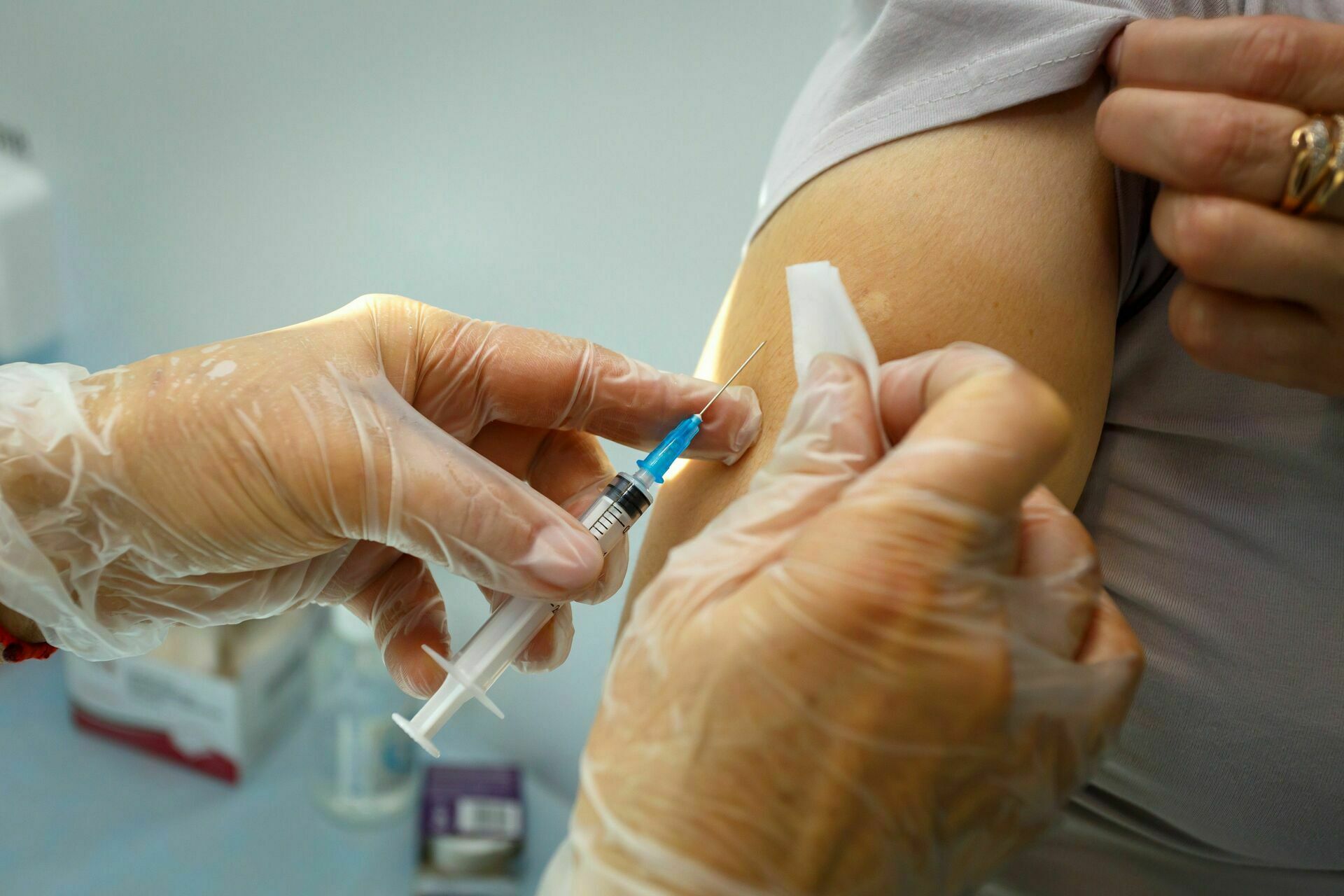 Разработчик вакцины предлагает колоть пациентам с низким иммунитетом три дозы