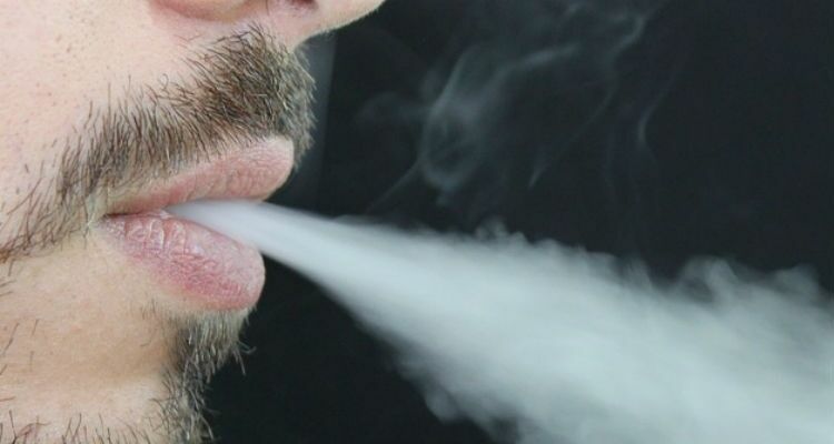 Минздрав может приравнять электронные сигареты к обычному табаку