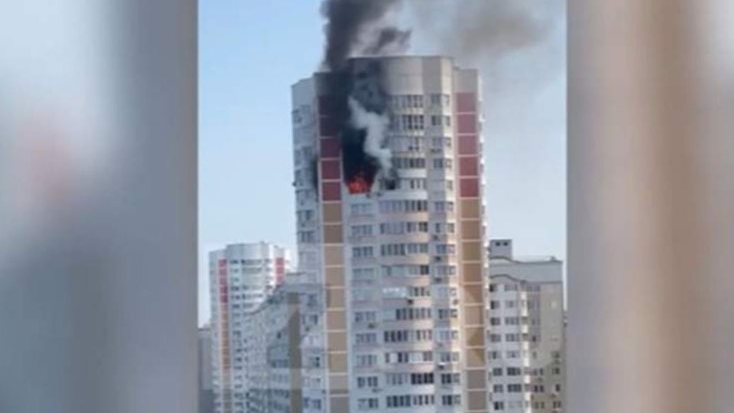 Очевидцы сняли на видео крупный пожар в многоэтажке в Новой Москве
