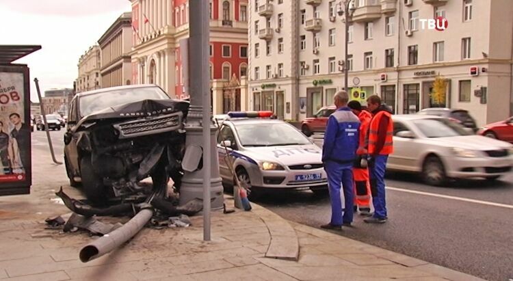 Range Rover влетел в остановку на Тверской улице