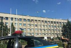 Над зданием горсовета Славянска подняли украинский флаг