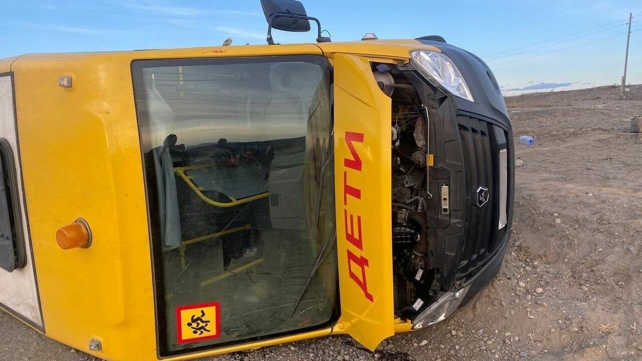 В Тыве автомобиль бывшего детского омбудсмена протаранил школьный автобус (ФОТО)