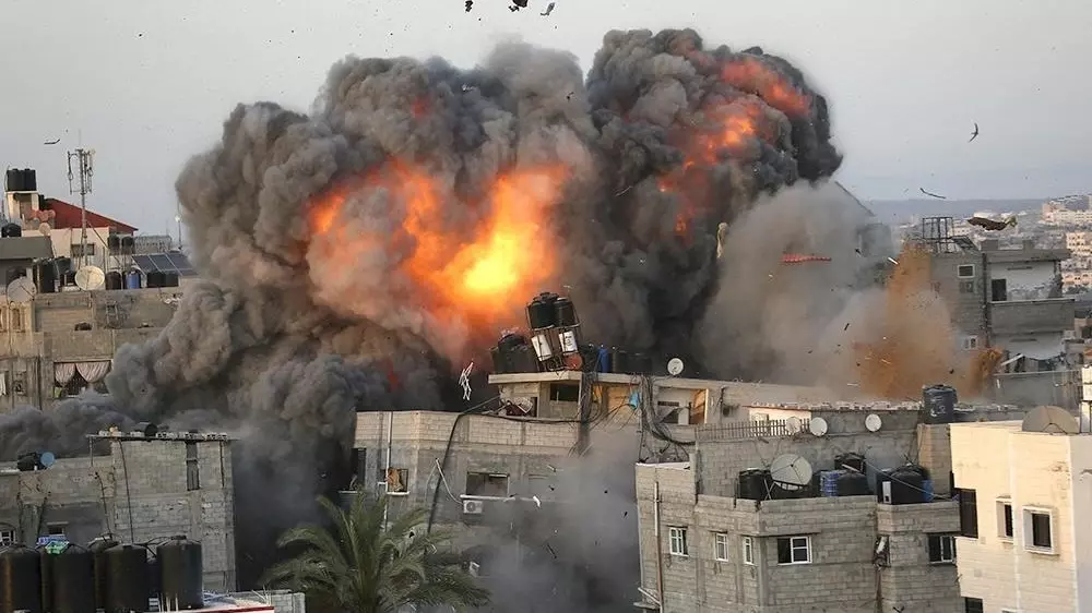 Момент попадания палестинской ракеты в жилой дом в Израиле