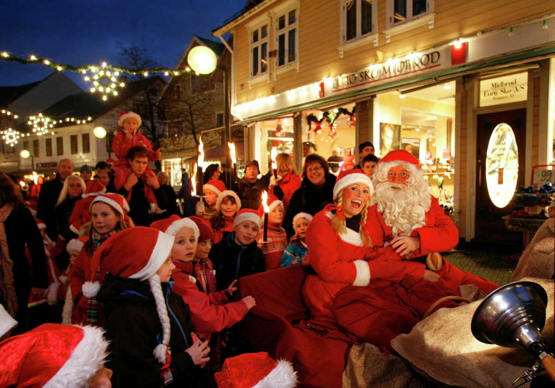 Рождество какого отмечать. Норвегия Осло Рождество ярмарка. Рождество в Великобритании. Традиционные праздники Рождество. Празднование нового года в Германии.