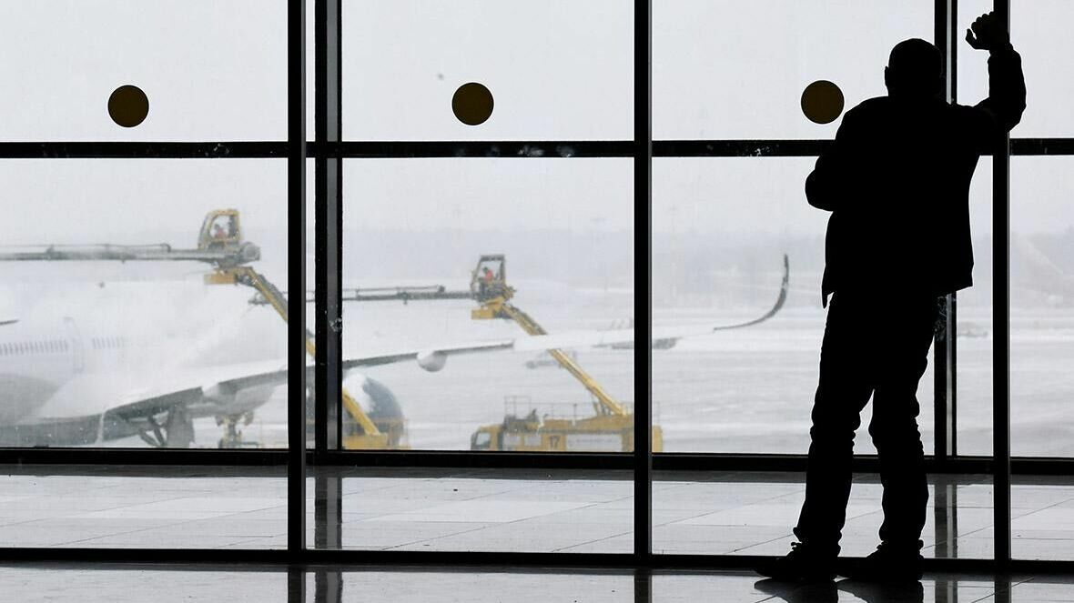 В аэропортах Москвы задержали или отменили более 60 рейсов