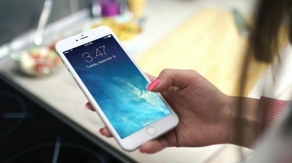 Глава Apple пообещал пользователям iPhone отключить замедление