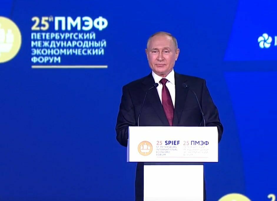 «Дома надежнее»: Путин предостерег бизнес от инвестирования за рубежом