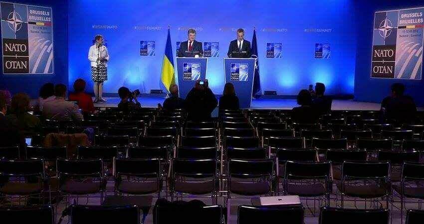 Фото дня: Порошенко выступил в НАТО перед пустыми стульями