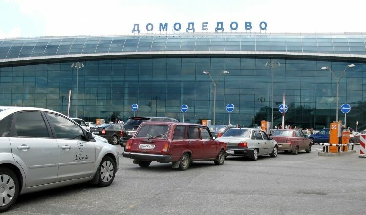 В «Домодедово» застрял в асфальте самолет, ожидавший парковки