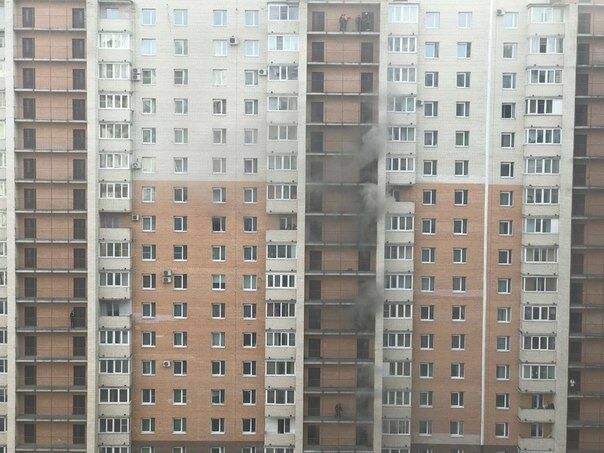 В Санкт-Петербурге загорелась многоэтажка