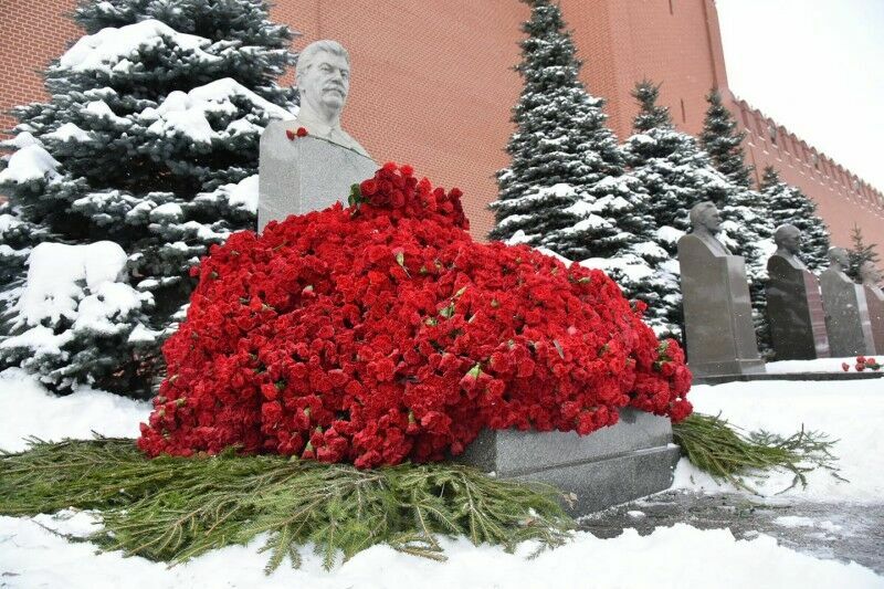 218 740 рублей за 2 гвоздики Сталину. 65 лет со дня смерти тирана