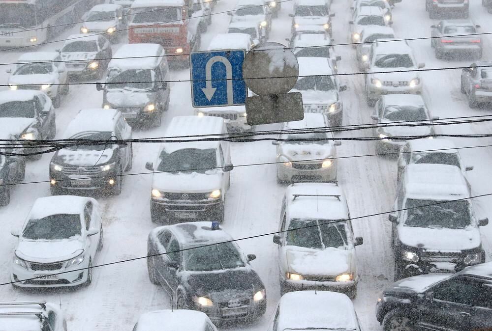 Снегопад привел к транспортному коллапсу в Москве