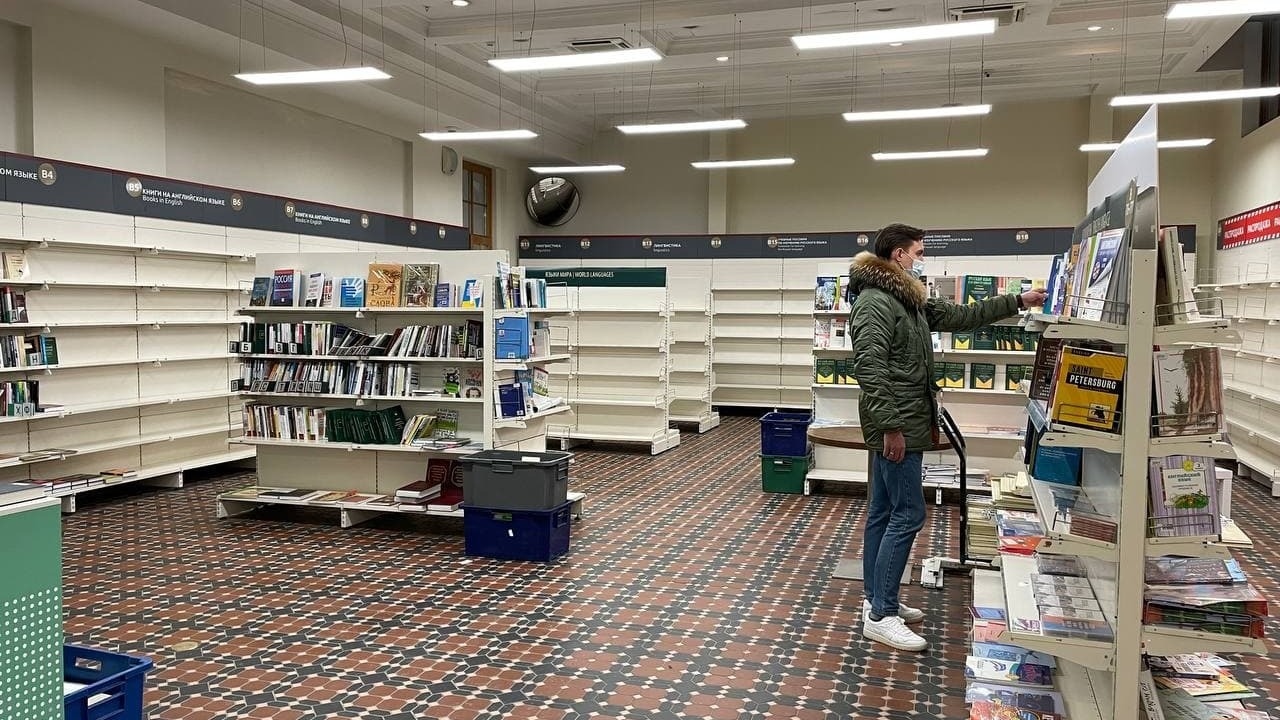 Безбумажное чтение: почему в России массово закрываются книжные магазины
