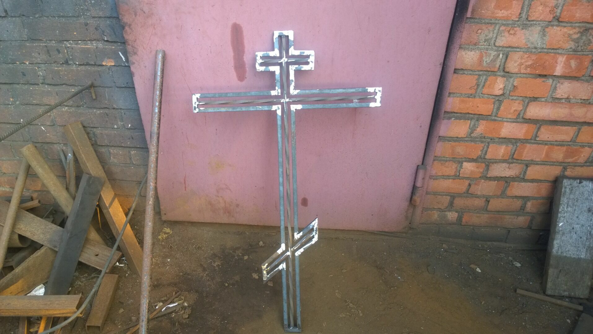В Кузбассе грабителя нашли по забытому им на месте преступления могильному кресту