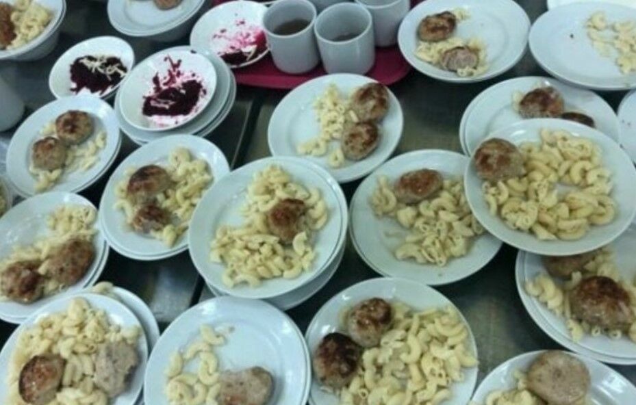 В Ульяновске родители учеников пожаловались на качество блюд столовых и тухлые яблоки