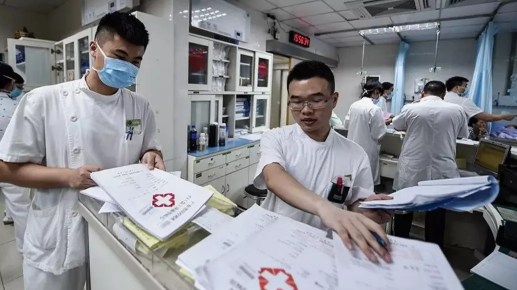 Прием в государственной клинике в Китае обходится всего в 15 юаней. Это около 200 рублей по нынешнему курсу