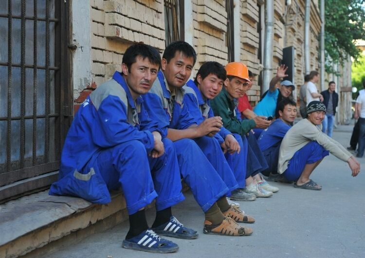Больше всего трудовых мигрантов прибывает из Узбекистана и Таджикистана