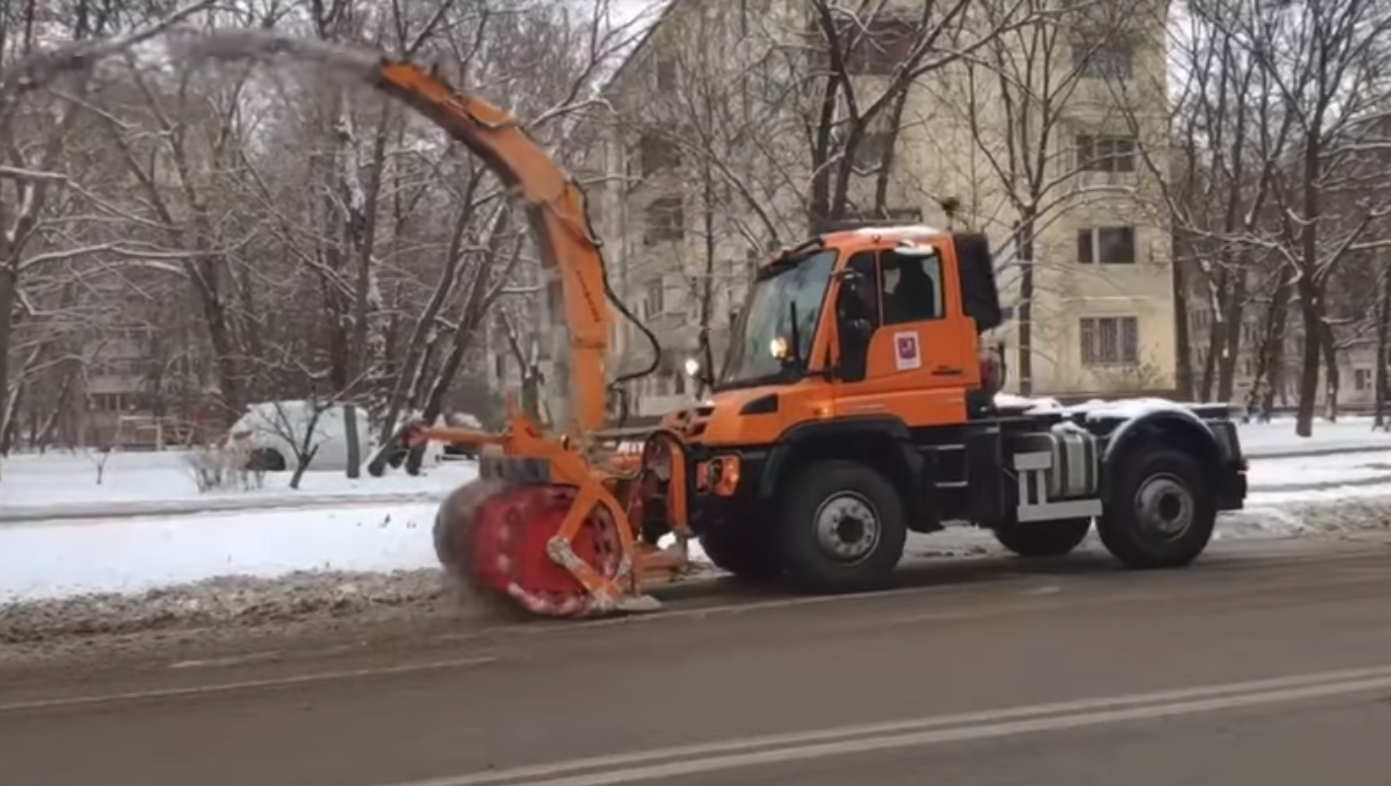 Видео дня: в Москве работает снегоуборочный Сизиф