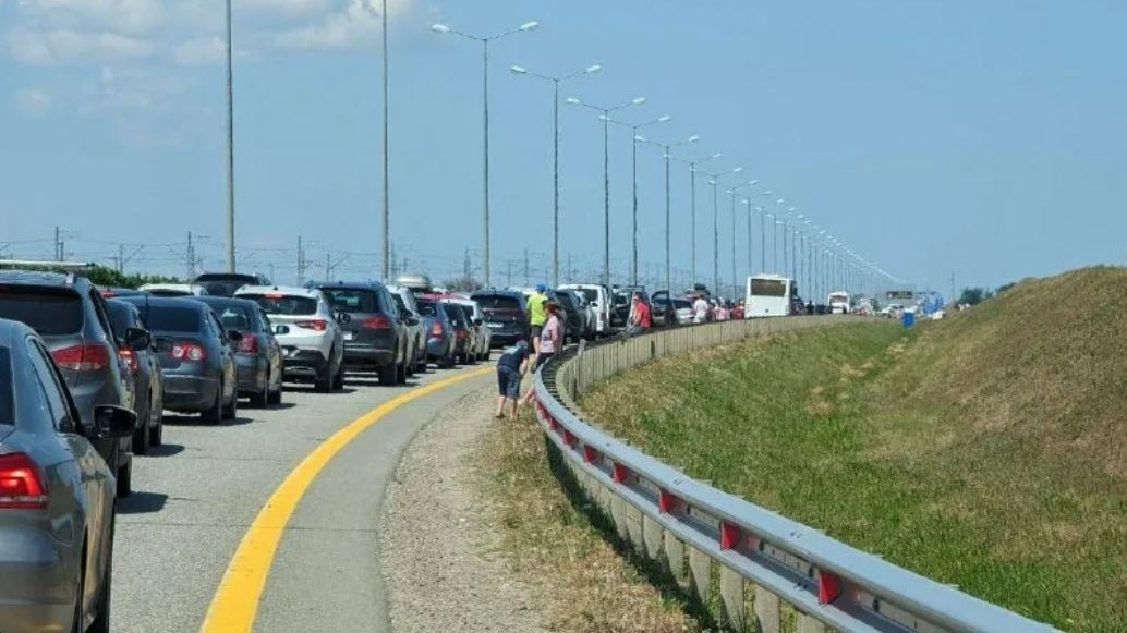 Минтранс: к выходным на Крымском мосту резко вырастет поток авто