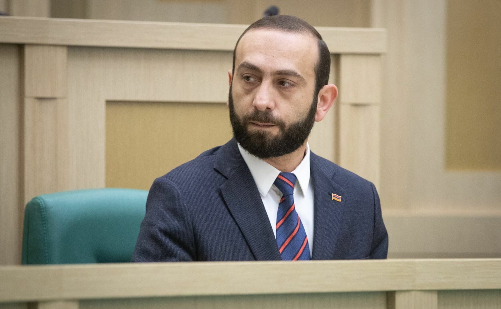 Спикера армянского парламента госпитализировали после избиения протестующими