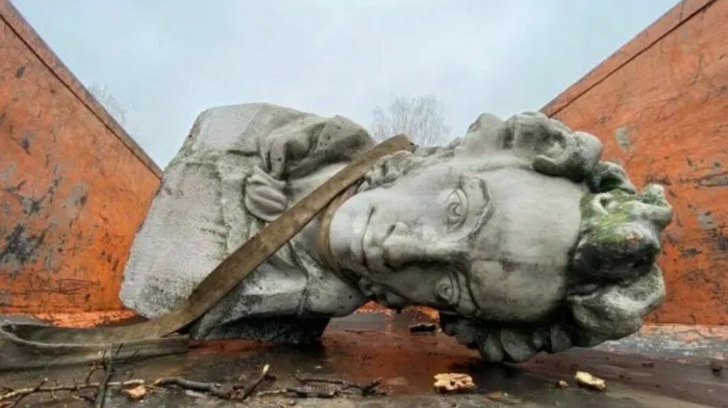 В Кременчуге по решению горсовета демонтировали памятник Пушкину (ВИДЕО)