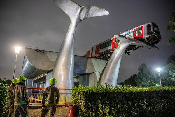 Фото дня: вагон метро повис на хвосте кита в Роттердаме