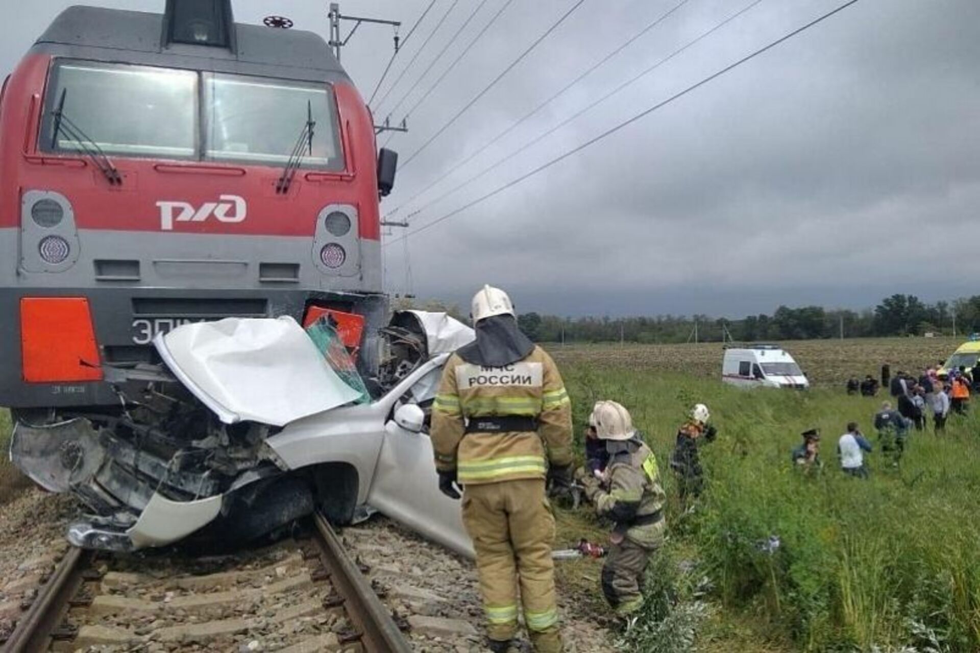 Что случилось сегодня на железной дороге. Анапа Витязево авария с поездом. Авария на Железнодорожном переезде.