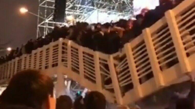 В парке Горького рухнул пешеходный мост с людьми, слушавшими гимн России