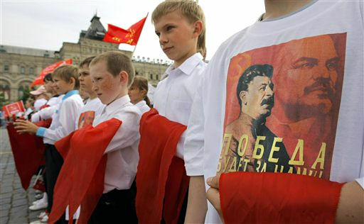 Геннадий Зюганов принял сегодня на Красной площади 4 тысячи детей в пионеры