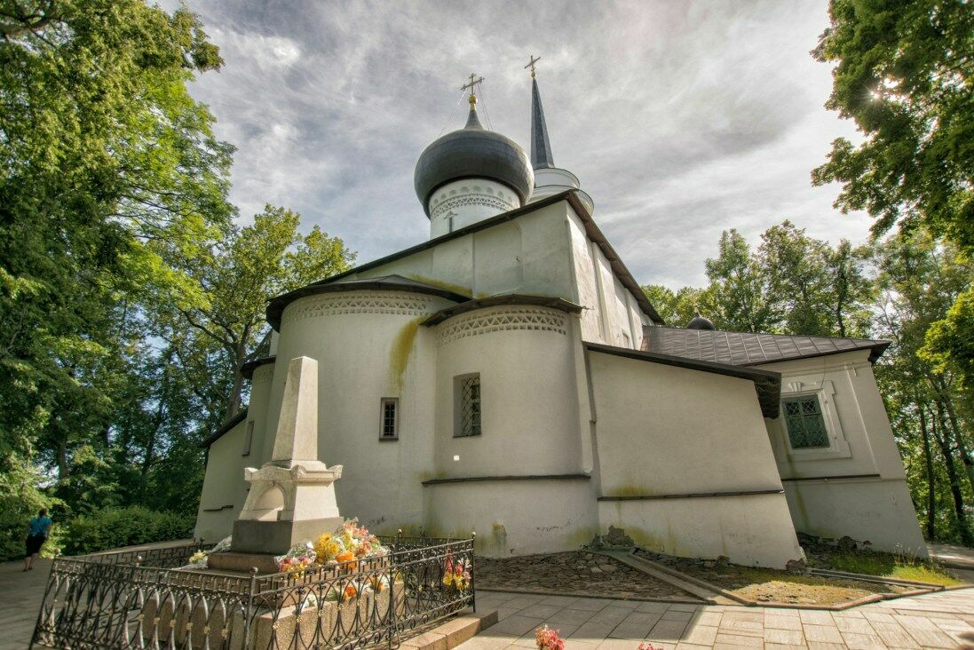 На территории Святогорского монастыря под Псковом отреставрируют могилу Пушкина