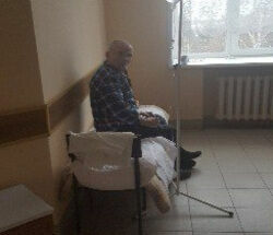 Фото дня: для пожилого пациента Пермской больницы собрали кровать из стульев