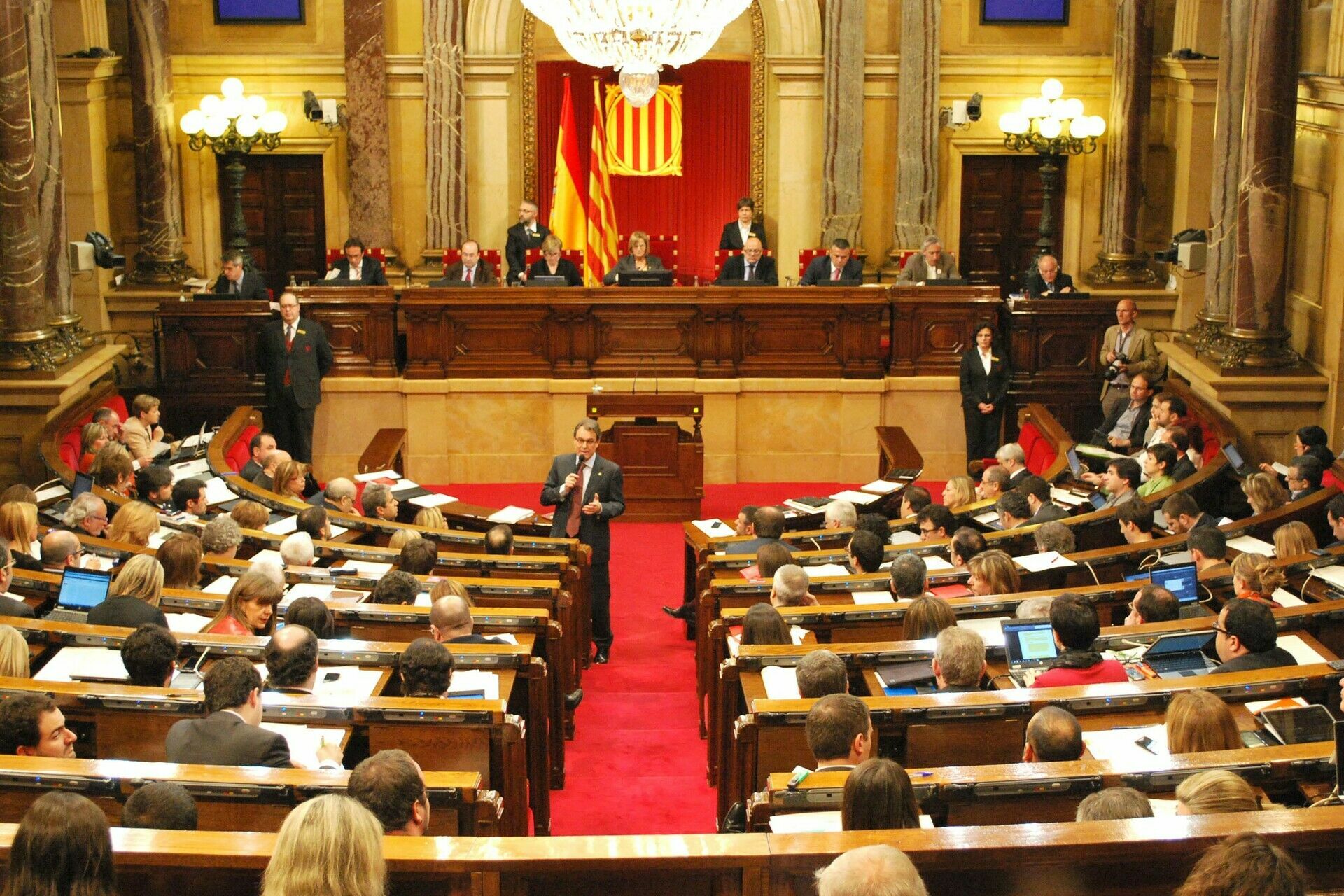 Суд Испании арестовал восьмерых бывших членов правительства Каталонии